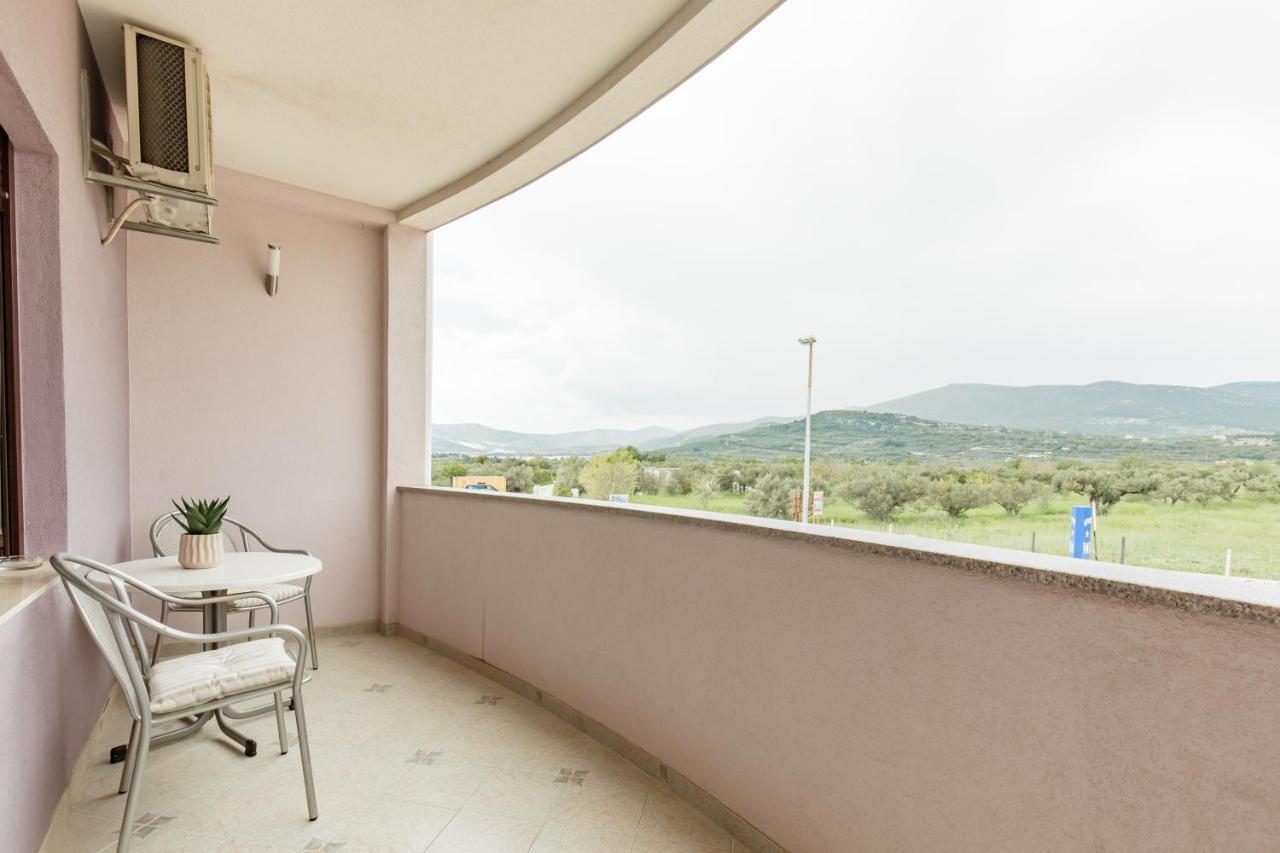 Apartments Mara Kastela Bagian luar foto